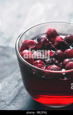 Für hibiscus Tee Zubereitung auf dem dunklen Stein Tabelle Stockfoto