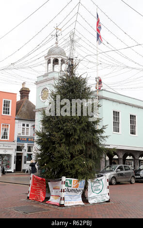 Ein Blick auf den Weihnachtsbaum in Faversham, Kent, als Freiwillige haben beschlossen, nur die Spitze des Baumes in ein Angebot der Baum durch anti-soziales Verhalten beschädigt werden zu stoppen. Stockfoto