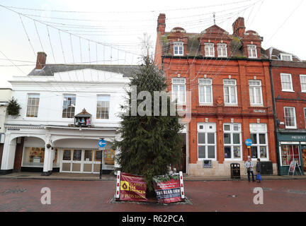 Ein Blick auf den Weihnachtsbaum in Faversham, Kent, als Freiwillige haben beschlossen, nur die Spitze des Baumes in ein Angebot der Baum durch anti-soziales Verhalten beschädigt werden zu stoppen. Stockfoto