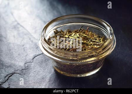 Für hibiscus Tee Zubereitung auf dem dunklen Stein Tabelle Stockfoto