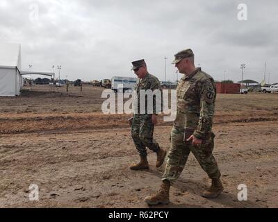 Us Marine Corps Brig. Gen. Stephen Sklenka, Stellvertretender Kommandierender General, US Northern Command Joint Forces Land Component Command, erfüllt die U.S. Army Oberst Richard Ball, Commander, 89th Military Police Brigade und Task force Griffin, an einem geheimen Ort in der Nähe der südwestlichen Grenze, Nov. 24, 2018. Task Force Griffin und US Northern Command sind die Unterstützung des Ministeriums für Heimatschutz und den US-amerikanischen Zoll- und Grenzschutzbehörden, wie Sie die südliche Grenze der Vereinigten Staaten zu sichern. Stockfoto