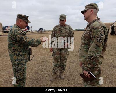 Us Marine Corps Brig. Gen. Stephen Sklenka, Stellvertretender Kommandierender General, US Northern Command Joint Forces Land Component Command, trifft sich mit der U.S. Army Oberst Richard Ball, Commander, 89th Military Police Brigade und Task Force Griffin, zusammen mit Oberstleutnant Josua Campbell, Commander, 97th Military Police Bataillon, an einem geheimen Ort in der Nähe der südwestlichen Grenze, Nov. 24, 2018. Task Force Griffin und US Northern Command sind die Unterstützung des Ministeriums für Heimatschutz und den US-amerikanischen Zoll- und Grenzschutzbehörden, wie Sie die südliche Grenze der Vereinigten Staaten zu sichern. Stockfoto