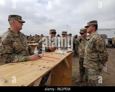 Us-Armee Oberst Richard Ball, Commander, 89th Military Police Brigade und Task Force Griffin, trifft sich mit der Task Force Griffin Soldaten an einem geheimen Ort in der Nähe der südwestlichen Grenze, Nov. 24, 2018. Task Force Griffin und US Northern Command sind die Unterstützung des Ministeriums für Heimatschutz und den US-amerikanischen Zoll- und Grenzschutzbehörden, wie Sie die südliche Grenze der Vereinigten Staaten zu sichern. Stockfoto