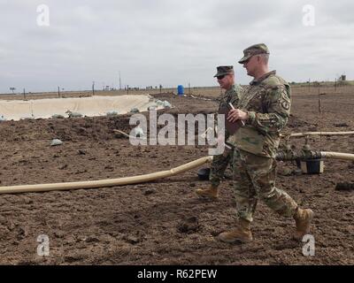 Us Marine Corps Brig. Gen. Stephen Sklenka, Stellvertretender Kommandierender General, US Northern Command Joint Forces Land Component Command, trifft sich mit der U.S. Army Oberst Richard Ball, Commander, 89th Military Police Brigade und Task Force Griffin, an einem geheimen Ort in der Nähe der südwestlichen Grenze, Nov. 24, 2018. Task Force Griffin und US Northern Command sind die Unterstützung des Ministeriums für Heimatschutz und den US-amerikanischen Zoll- und Grenzschutzbehörden, wie Sie die südliche Grenze der Vereinigten Staaten zu sichern. Stockfoto