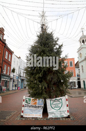 Ein Blick auf den Weihnachtsbaum in Faversham, Kent, als Freiwillige haben beschlossen, nur die Spitze des Baumes in ein Angebot der Baum durch anti-soziales Verhalten beschädigt werden zu stoppen. Stockfoto