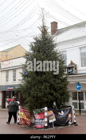 Ein Blick auf den Weihnachtsbaum in Faversham, Kent, als Freiwillige haben beschlossen, nur die Spitze des Baumes in ein Angebot der Baum durch anti-soziales Verhalten beschädigt werden zu stoppen. Stockfoto