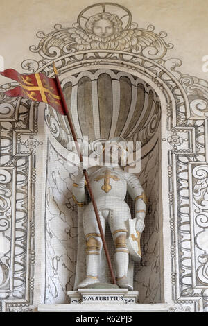 Saint Maurice Statue auf der Fassade der Kirche St. Leodegar in Luzern, Schweiz Stockfoto