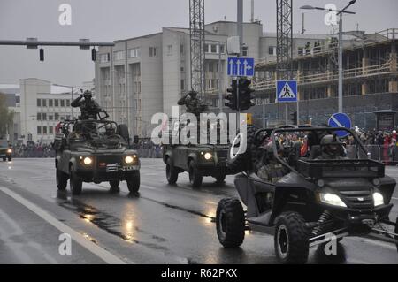 Soldaten Fahrt in mehreren Stil militärische Fahrzeuge während der 100-Jahrfeier Parade der Wiederherstellung der litauischen Armee in Vilnius, Litauen, Nov. 24, 2018. Mehr als 20 Nationen in der Litauischen jahrhundert Parade teilgenommen und ihre Proklamation der Unabhängigkeit vom Russischen Reich. Stockfoto