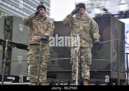 Us-Armee Kapitän Joseph Van Valkenburg und Sgt. 1. Klasse Thad Beckendorf, sowohl in den 5 Bataillon zugeordnet, 7 Air Defense Artillery Regiment, 10. Armee Luft- und Raketenabwehr Befehl, Gegenwart Ehren während der 100-Jahrfeier Parade der Wiederherstellung der litauischen Armee in Vilnius, Litauen, Nov. 24, 2018. Mehr als 20 Nationen in der Litauischen jahrhundert Parade teilgenommen und ihre Proklamation der Unabhängigkeit vom Russischen Reich. Stockfoto