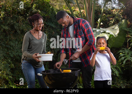 Eine Familie grillen Essen zusammen Stockfoto