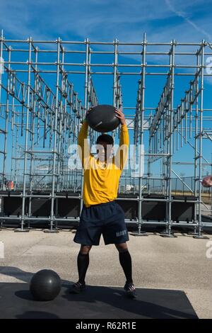Us Navy Lieutenant Cmdr. Ryan Bareng konkurriert auf ein Hindernis Rennen während der Alpha Krieger inter-service Final battle Event, November 17, 2018, an der Alpha Krieger Testgelände, Retama Park, Selma, Texas. Air Force Alpha Krieger Programm, in seinem zweiten Jahr, wird auf Anlagen in der gesamten Welt hilft dabei, auf die funktionale Eignung der Flieger bauen. Air Force Alpha Krieger fördert bereit und elastischen Airman Familien durch den Bau von Moral und Kameradschaft. Die 2018 Final Battle Konkurrenz schließt US-Army und US-Navy Mannschaften zum ersten Mal. Stockfoto