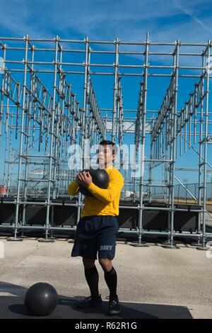 Us Navy Lieutenant Cmdr. Ryan Bareng konkurriert auf ein Hindernis Rennen während der Alpha Krieger inter-service Final battle Event, November 17, 2018, an der Alpha Krieger Testgelände, Retama Park, Selma, Texas. Air Force Alpha Krieger Programm, in seinem zweiten Jahr, wird auf Anlagen in der gesamten Welt hilft dabei, auf die funktionale Eignung der Flieger bauen. Air Force Alpha Krieger fördert bereit und elastischen Airman Familien durch den Bau von Moral und Kameradschaft. Die 2018 Final Battle Konkurrenz schließt US-Army und US-Navy Mannschaften zum ersten Mal. Stockfoto