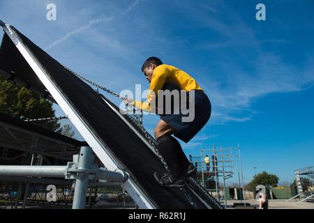 Us Navy Lieutenant Cmdr. Ryan Bareng konkurriert auf ein Hindernis Rennen während der Alpha Krieger inter-service Final battle Event, November 17, 2018, an der Alpha Krieger Testgelände, Retama Park, Selma, Texas. Air Force Alpha Krieger Programm, in seinem zweiten Jahr, wird auf Anlagen in der gesamten Welt hilft dabei, auf die funktionale Eignung der Flieger bauen. Air Force Alpha Krieger fördert bereit und elastischen Airman Familien durch den Bau von Moral und Kameradschaft. Die 2018 Final Battle Konkurrenz schließt US-Army und US-Navy Mannschaften zum ersten Mal. Stockfoto