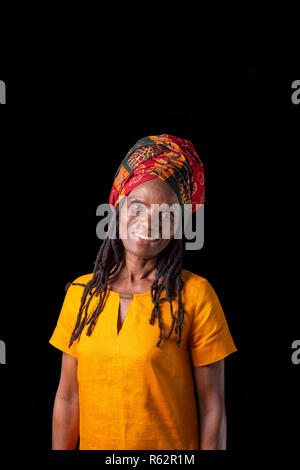 Portrait eines älteren afrikanische Frau mit Kopftuch Stockfoto