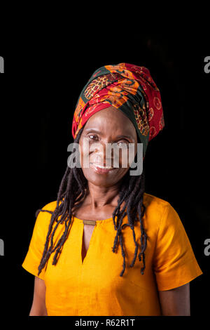 Portrait eines älteren afrikanische Frau mit Kopftuch Stockfoto