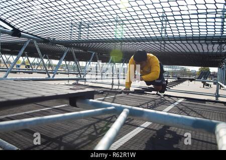 Us Navy Lieutenant Cmdr. Ryan Bareng konkurriert auf ein Hindernis Rennen während der Alpha Krieger inter-service Final battle Event, November 17, 2018, an der Alpha Krieger Testgelände, Retama Park, Selma, Texas. Air Force Alpha Krieger Programm, in seinem zweiten Jahr, wird auf Anlagen in der gesamten Welt hilft dabei, auf die funktionale Eignung der Flieger bauen. Air Force Alpha Krieger fördert bereit und elastischen Airman Familien durch den Bau von Moral und Kameradschaft. Die 2018 Final Battle Konkurrenz schließt US-Army und US-Navy Mannschaften zum ersten Mal. Stockfoto