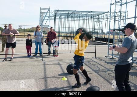 Us Navy Lieutenant Cmdr. Ryan Bareng konkurriert auf ein Hindernis Rennen während der Alpha Krieger inter-service Final battle Event, November 17, 2018, an der Alpha Krieger Testgelände, Retama Park, Selma, Texas. Air Force Alpha Krieger Programm, in seinem zweiten Jahr, wird auf Anlagen in der gesamten Welt hilft dabei, auf die funktionale Eignung der Flieger bauen. Air Force Alpha Krieger fördert bereit und elastischen Airman Familien durch den Bau von Moral und Kameradschaft. Die 2018 Final Battle Konkurrenz schließt US-Army und US-Navy Mannschaften zum ersten Mal. Stockfoto