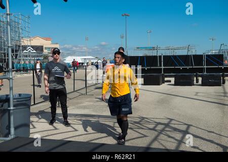 Us Navy Lieutenant Cmdr. Ryan Bareng konkurriert auf ein Hindernis Rennen während der Alpha Krieger inter-service Final battle Event, November 17, 2018, an der Alpha Krieger Testgelände, Retama Park, Selma, Texas. Air Force Alpha Krieger Programm, in seinem zweiten Jahr, wird auf Anlagen in der gesamten Welt hilft dabei, auf die funktionale Eignung der Flieger bauen. Air Force Alpha Krieger fördert bereit und elastischen Airman Familien durch den Bau von Moral und Kameradschaft. Die 2018 Final Battle Konkurrenz schließt US-Army und US-Navy Mannschaften zum ersten Mal. Stockfoto