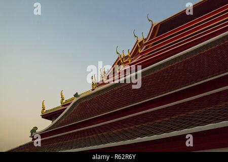 Linien auf einem Dach in Asien mit orientalischer Dekoration und negativen Raum Stockfoto