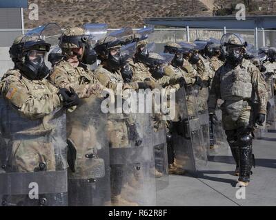 Us-Soldaten mit 93 Militärpolizei Bataillon, Special Purpose Marine Air-Ground Task Force 7, Unterstützung der US-amerikanischen Zoll- und Grenzschutzbehörden Offiziere in der Sicherung der San Ysidro Tor der Eintragung in Kalifornien, Nov. 25, 2018. Departement für Verteidigung militärisches Personal wird nicht leitende Funktionen zur Rechtsdurchsetzung, sondern sind berechtigt, Force Protection für Zoll und Grenzschutz Personal und dazu beitragen, dass Mitarbeiter des CBP zur Verfügung zu stellen können Ihre zugewiesenen Föderalen Funktionen ausführen. Us Northern Command ist die militärische Unterstützung für das Ministerium für Heimatschutz und den US-amerikanischen Zoll- und Grenzschutzbehörden Stockfoto