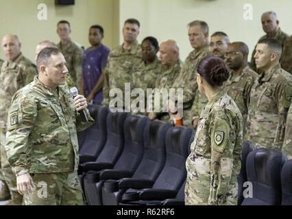 Die Unteroffiziere der 1 Theater Sustainment Command grüße Chief Warrant Officer 5 Hal Griffin, Befehlen Warrant Officer der United States Army Reserve. Stockfoto
