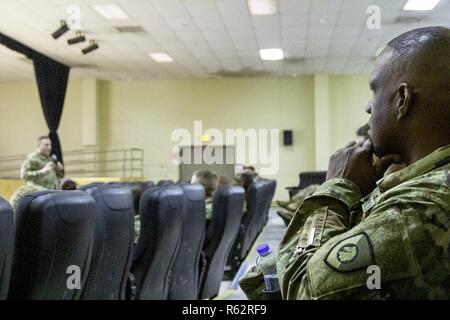 Die Unteroffiziere des 300 Sustainment Brigade hört sich die Lektionen von Chief Warrant Officer 5 Hal Griffin, Befehlen Warrant Officer der United States Army Reserve gelehrt wird. Stockfoto