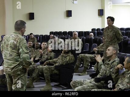 Chief Warrant Officer 5 Hal Griffin, Befehlen Warrant Officer der United States Army Reserve, beantwortet Fragen von Chief Warrant Officer 4 Elizabeth Freude des 300 Sustainment Brigade am 19. November 2018. Stockfoto