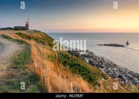 Küste am Atlantischen Ozean durch den Sonnenuntergang. Granville, Normandie, Frankreich. Stockfoto