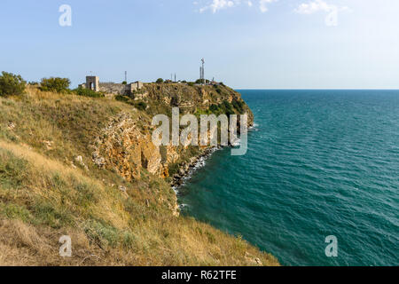 Die mittelalterliche Festung von Kaliakra. Ruinen und erhaltenen Teile der Stadtmauer und Gebäude. Stockfoto