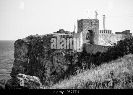 Die mittelalterliche Festung von Kaliakra. Ruinen und erhaltenen Teile der Stadtmauer und Gebäude. Stockfoto