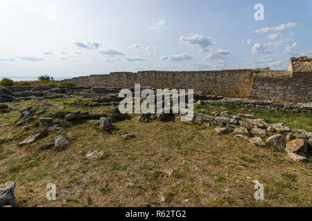 Ruinen und erhaltenen Teile der Stadtmauer und Gebäude der mittelalterlichen Festung von Kaliakra. Stockfoto