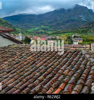 Rustikale Bergdorf im Norden Spaniens Stockfoto