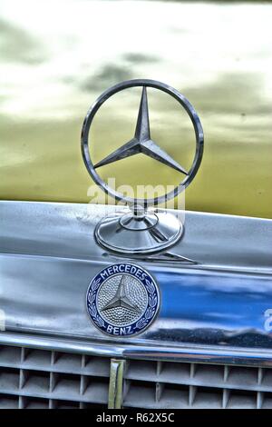 Jübek, Deutschland. 02 Juli, 2017. Der Mercedes-stern, die Marke Mercedes-Benz Symbol im Detail. Der Stern symbolisiert die ursprüngliche Ausrichtung des Unternehmens mit der Aussage: zu Lande, zu Wasser, in der Luft. Eine alte Kopie auf dem Kühler einer S-Klasse aus den 70er Jahren. | Verwendung der weltweiten Kredit: dpa/Alamy leben Nachrichten Stockfoto