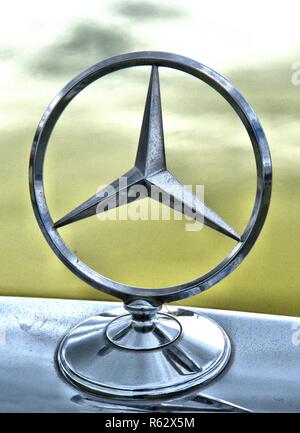 Jübek, Deutschland. 02 Juli, 2017. Der Mercedes-stern, die Marke Mercedes-Benz Symbol im Detail. Der Stern symbolisiert die ursprüngliche Ausrichtung des Unternehmens mit der Aussage: zu Lande, zu Wasser, in der Luft. Eine alte Kopie auf dem Kühler einer S-Klasse aus den 70er Jahren. | Verwendung der weltweiten Kredit: dpa/Alamy leben Nachrichten Stockfoto