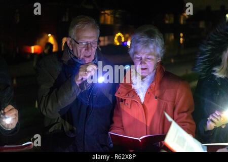 Warrington, Cheshire, UK. 02. Dezember 2018 - Die Gemeinschaft der Walton in der Nähe von Warrington, Cheshire, England, sammelten für ihre jährliche Einschalten der Weihnachtsbaumbeleuchtungen. Weihnachtslieder wurden von Mitgliedern der St John's Kirche gesungen und die Kinder waren begeistert, als der Weihnachtsmann seinen Terminkalender durch und biegen Sie an der Ampel der Credit: John Hopkins/Alamy Live News drop Links Stockfoto