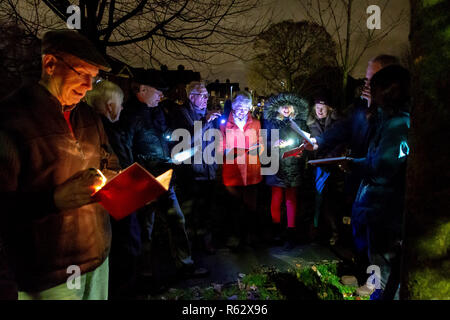 Warrington, Cheshire, UK. 02. Dezember 2018 - Die Gemeinschaft der Walton in der Nähe von Warrington, Cheshire, England, sammelten für ihre jährliche Einschalten der Weihnachtsbaumbeleuchtungen. Weihnachtslieder wurden von Mitgliedern der St John's Kirche gesungen und die Kinder waren begeistert, als der Weihnachtsmann seinen Terminkalender durch und biegen Sie an der Ampel der Credit: John Hopkins/Alamy Live News drop Links Stockfoto