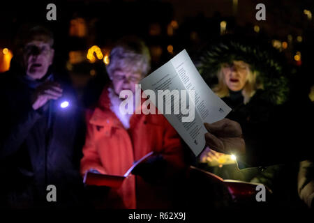 Warrington, Cheshire, UK. 02. Dezember 2018 - Die Gemeinschaft der Walton in der Nähe von Warrington, Cheshire, England, sammelten für ihre jährliche Einschalten der Weihnachtsbaumbeleuchtungen. Weihnachtslieder wurden von Mitgliedern der St John's Kirche gesungen und die Kinder waren begeistert, als der Weihnachtsmann seinen Terminkalender durch und biegen Sie an der Ampel der Credit: John Hopkins/Alamy Live News drop Links Stockfoto