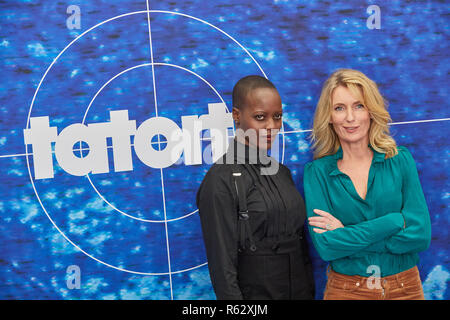 Hamburg, Deutschland. 03 Dez, 2018. Die Schauspielerinnen Florence Kasumba (l) und Maria Furtwängler vor ein Logo an der Wand in einem NDR Fotoshooting stehen für eine neue "Tatort"-Team. Der Tatort "Das verschwundene Art' ist in der ARD ausgestrahlt wird am 03.02. 2019. Quelle: Georg Wendt/dpa/Alamy leben Nachrichten Stockfoto