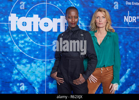 Hamburg, Deutschland. 03 Dez, 2018. Die Schauspielerinnen Florence Kasumba (l) und Maria Furtwängler vor ein Logo an der Wand in einem NDR Fotoshooting stehen für eine neue "Tatort"-Team. Der Tatort "Das verschwundene Art' ist in der ARD ausgestrahlt wird am 03.02. 2019. Quelle: Georg Wendt/dpa/Alamy leben Nachrichten Stockfoto