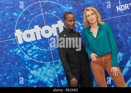 Hamburg, Deutschland. 03 Dez, 2018. Die Schauspielerinnen Florence Kasumba (l) und Maria Furtwängler vor ein Logo an der Wand in einem NDR Fotoshooting stehen für eine neue "Tatort"-Team. Der Tatort "Das verschwundene Art' ist in der ARD ausgestrahlt wird am 03.02. 2019. Quelle: Georg Wendt/dpa/Alamy leben Nachrichten Stockfoto