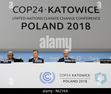 Katowice, Polen. 3 Dez, 2018. Die Teilnehmer nehmen an der UN-Konferenz zum Klimawandel in Katowice, Polen, Dez. 3, 2018. Delegierte aus fast 200 Ländern Verhandlungen am Sonntag auf dringende Maßnahmen zur Eindämmung des Klimawandels nach drei Jahren das Wahrzeichen Paris Klimaschutzabkommen ein Ziel, die globale Erwärmung auf unter 2 Grad Celsius eingestellt. Die zweiwöchige UN-Konferenz zum Klimawandel, als COP 24 bekannt ist, befindet sich an der südlichen polnischen Stadt Katowice statt. Credit: Jaap Arriens/Xinhua/Alamy leben Nachrichten Stockfoto