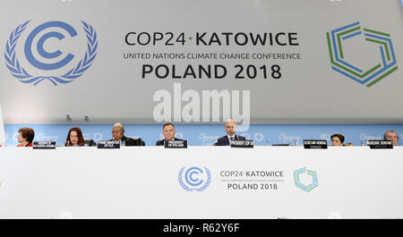 Katowice, Polen. 3 Dez, 2018. Die Teilnehmer nehmen an der UN-Konferenz zum Klimawandel in Katowice, Polen, Dez. 3, 2018. Delegierte aus fast 200 Ländern Verhandlungen am Sonntag auf dringende Maßnahmen zur Eindämmung des Klimawandels nach drei Jahren das Wahrzeichen Paris Klimaschutzabkommen ein Ziel, die globale Erwärmung auf unter 2 Grad Celsius eingestellt. Die zweiwöchige UN-Konferenz zum Klimawandel, als COP 24 bekannt ist, befindet sich an der südlichen polnischen Stadt Katowice statt. Credit: Jaap Arriens/Xinhua/Alamy leben Nachrichten Stockfoto