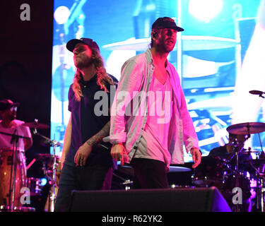 FORT LAUDERDALE FL - Dezember 01: Jared 'Dirty J' Watson und Dustin 'DB uddy' Bushnell der schmutzigen Köpfe durchführen, während das Riptide Music Festival am Fort Lauderdale Beach am 1. Dezember 2018 in Fort Lauderdale, Florida. Credit: MPI04/MediaPunch Stockfoto