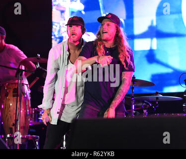 FORT LAUDERDALE FL - Dezember 01: Jared 'Dirty J' Watson und Dustin 'DB uddy' Bushnell der schmutzigen Köpfe durchführen, während das Riptide Music Festival am Fort Lauderdale Beach am 1. Dezember 2018 in Fort Lauderdale, Florida. Credit: MPI04/MediaPunch Stockfoto