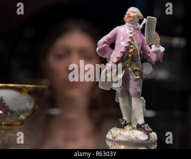 Bonhams, New Bond Street, London, UK. Vom 3. Dezember 2018. Bild: Meissen Figur einer Ballade Sänger aus dem sächsischen Hof, circa 1755. Schätzung £ 2.000, 000. Der Verkauf findet statt am 6. Dezember 2018. Credit: Malcolm Park/Alamy Leben Nachrichten. Stockfoto