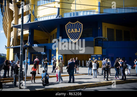 02. Dezember 2018, Argentinien, Buenos Aires: Street Scene im Stadtteil La Boca in Buenos Aires. Der Club Atlético Boca Juniors (CABJ), Boca Juniors bekannt, ist eine argentinische Sport Club aus der Gegend von La Boca. Der Verein wurde am 3. April 1905 gegründet, um vor allem italienische Einwanderer aus Genua in den Hafen von La Boca, einem armen Viertel in Buenos Aires, zunächst als ein reiner Fußball-Verein. Foto: Ralf Hirschberger/dpa Stockfoto