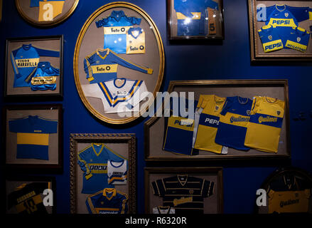 02. Dezember 2018, Argentinien, Buenos Aires: Shirts Der ehemalige Fußballer des Club Atlético Boca Juniors (CABJ), Boca Juniors bekannt, in einer Ausstellung im Stadion La Bombonera im Stadtteil La Boca in Buenos Aires. Der Verein wurde am 3. April 1905 gegründet, um vor allem italienische Einwanderer aus Genua in den Hafen von La Boca, einem armen Viertel in Buenos Aires, zunächst als ein reiner Fußball-Verein. Foto: Ralf Hirschberger/dpa Stockfoto