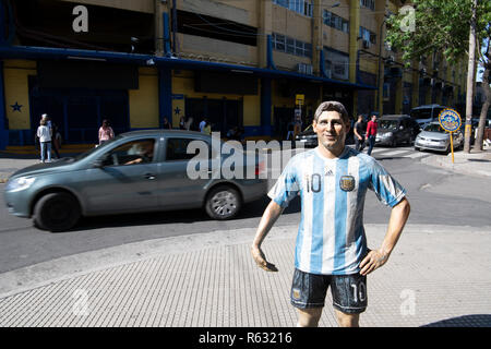 02. Dezember 2018, Argentinien, Buenos Aires: Street Scene im Stadtteil La Boca in Buenos Aires mit einer Abbildung des argentinischen Fußballer Lionel Messi. Der Club Atlético Boca Juniors (CABJ), Boca Juniors bekannt, ist eine argentinische Sport Club aus der Gegend von La Boca. Der Verein wurde am 3. April 1905 gegründet, um vor allem italienische Einwanderer aus Genua in den Hafen von La Boca, einem armen Viertel in Buenos Aires, zunächst als ein reiner Fußball-Verein. Foto: Ralf Hirschberger/dpa Stockfoto