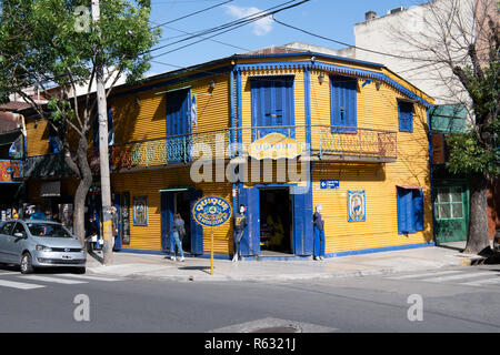 02. Dezember 2018, Argentinien, Buenos Aires: Street Scene im Stadtteil La Boca in Buenos Aires. Der Club Atlético Boca Juniors (CABJ), Boca Juniors bekannt, ist eine argentinische Sport Club aus der Gegend von La Boca. Der Verein wurde am 3. April 1905 gegründet, um vor allem italienische Einwanderer aus Genua in den Hafen von La Boca, einem armen Viertel in Buenos Aires, zunächst als ein reiner Fußball-Verein. Foto: Ralf Hirschberger/dpa Stockfoto