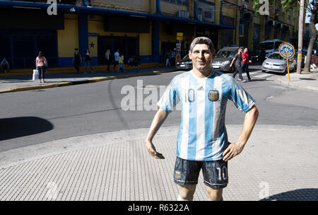 02. Dezember 2018, Argentinien, Buenos Aires: Street Scene im Stadtteil La Boca in Buenos Aires mit einer Abbildung des argentinischen Fußballer Lionel Messi. Der Club Atlético Boca Juniors (CABJ), Boca Juniors bekannt, ist eine argentinische Sport Club aus der Gegend von La Boca. Der Verein wurde am 3. April 1905 gegründet, um vor allem italienische Einwanderer aus Genua in den Hafen von La Boca, einem armen Viertel in Buenos Aires, zunächst als ein reiner Fußball-Verein. Foto: Ralf Hirschberger/dpa Stockfoto